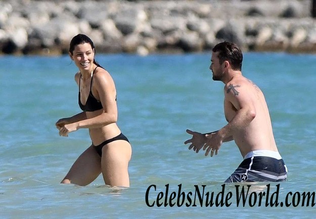 Jessica Biel Wearing A Bikini At A Caribbean Beach Photo 16529