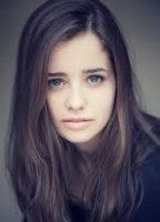 Holly Earl  nackt