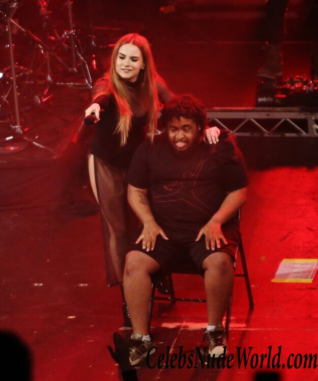 Joanna &#8216;JoJo' Levesque In The Spotlight 100281