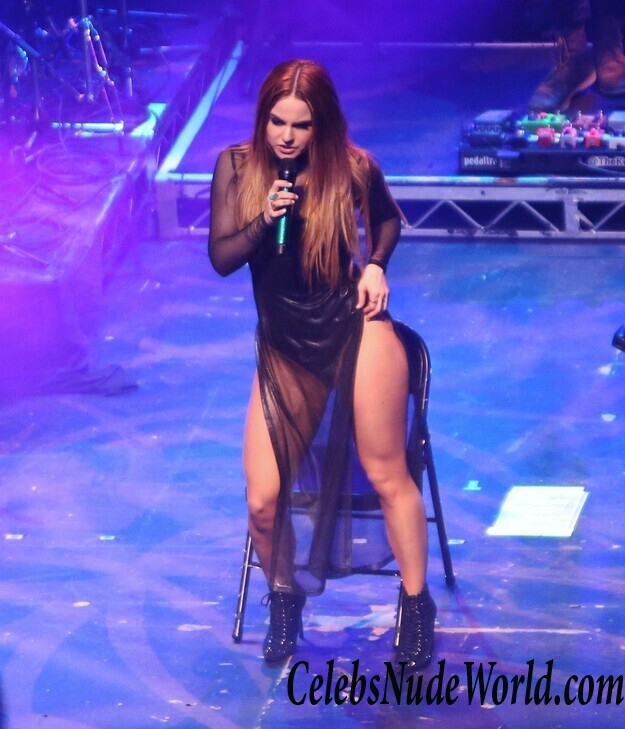 Joanna &#8216;JoJo' Levesque In The Spotlight 100283