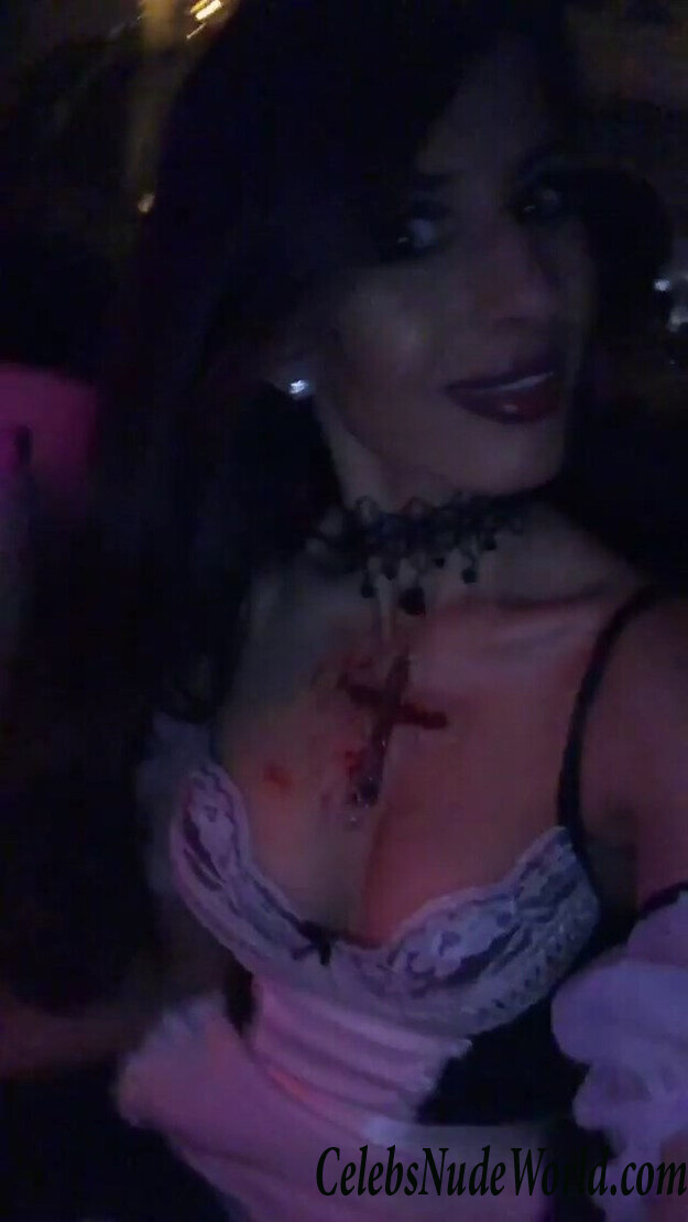 Jasmin Walia Cleavage 100637