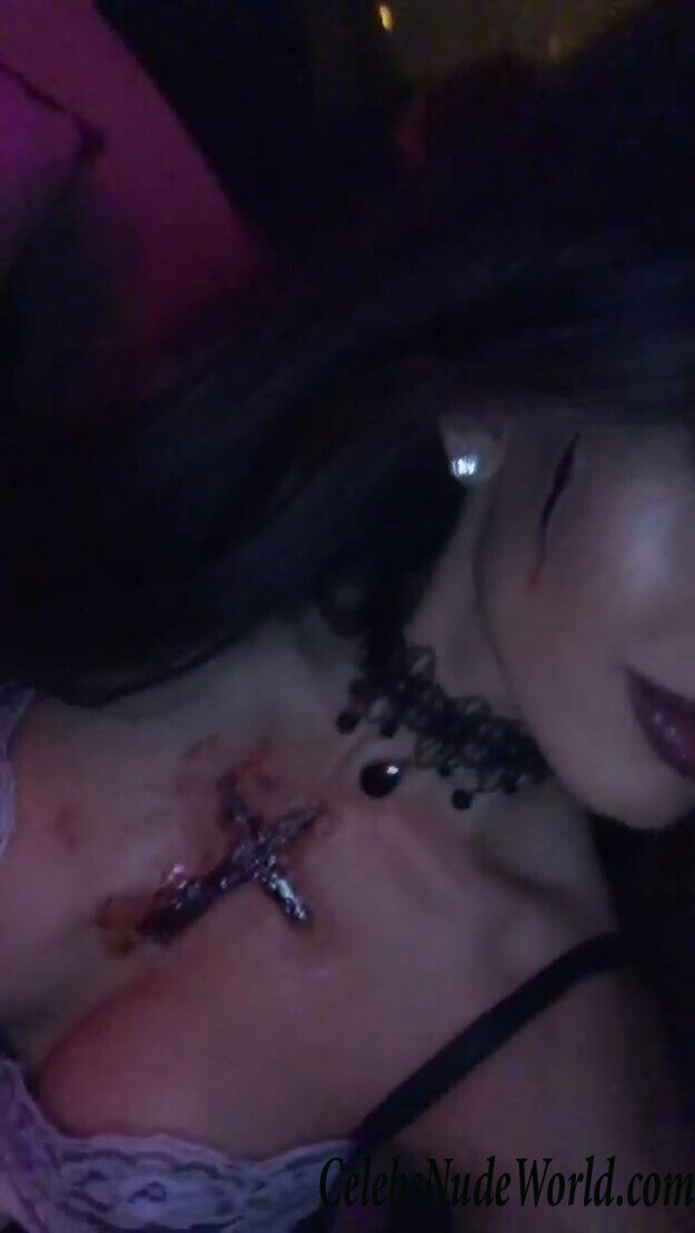 Jasmin Walia Cleavage 100638