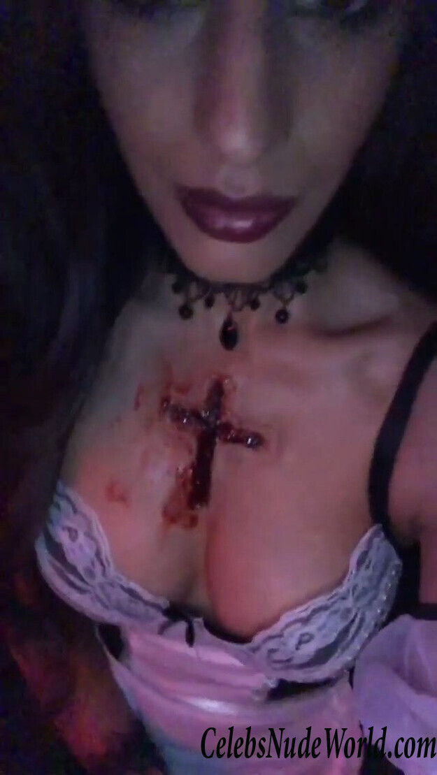 Jasmin Walia Cleavage 100639