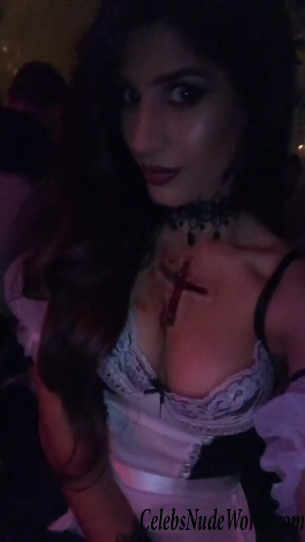 Jasmin Walia Cleavage 100640