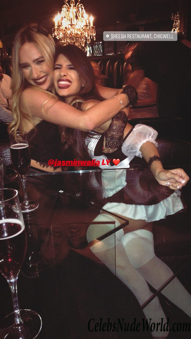 Jasmin Walia Cleavage 100643