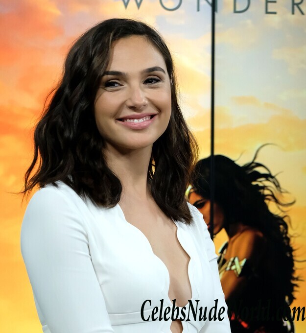 Gal Gadot: Amazon Delivers 100745