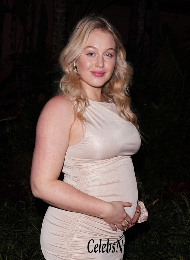 Iskra Lawrence Pokies 101278