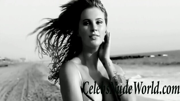 Topless Photos of Ireland Baldwin 101798