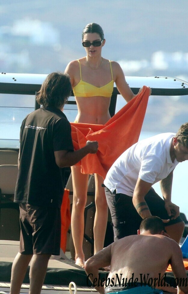 Kendall Jenner Bikini 102524
