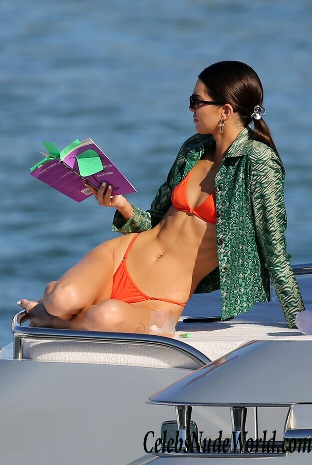 Kendall Jenner Bikini 102535