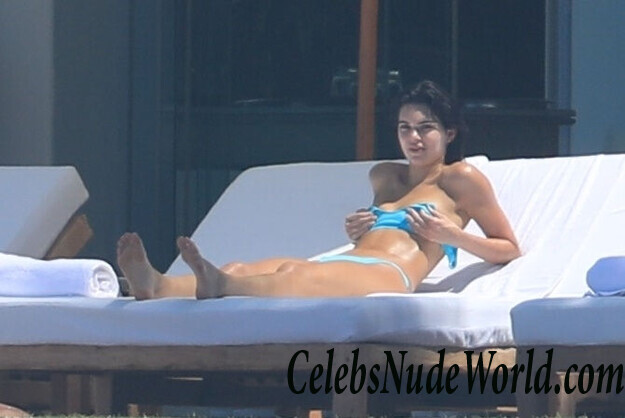 Kendall Jenner Bikini 102560