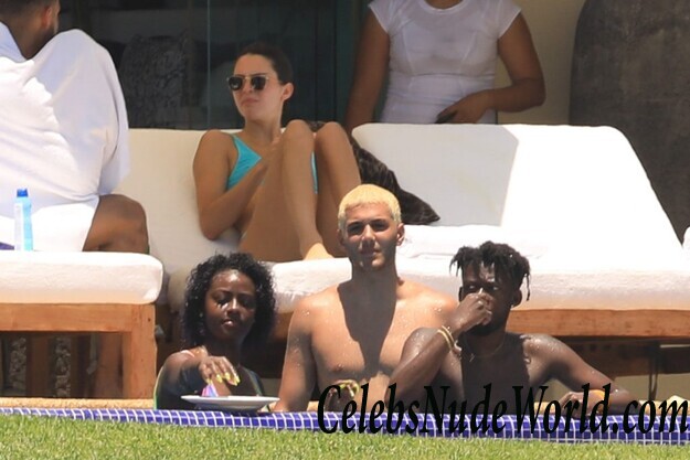 Kendall Jenner Bikini 102577