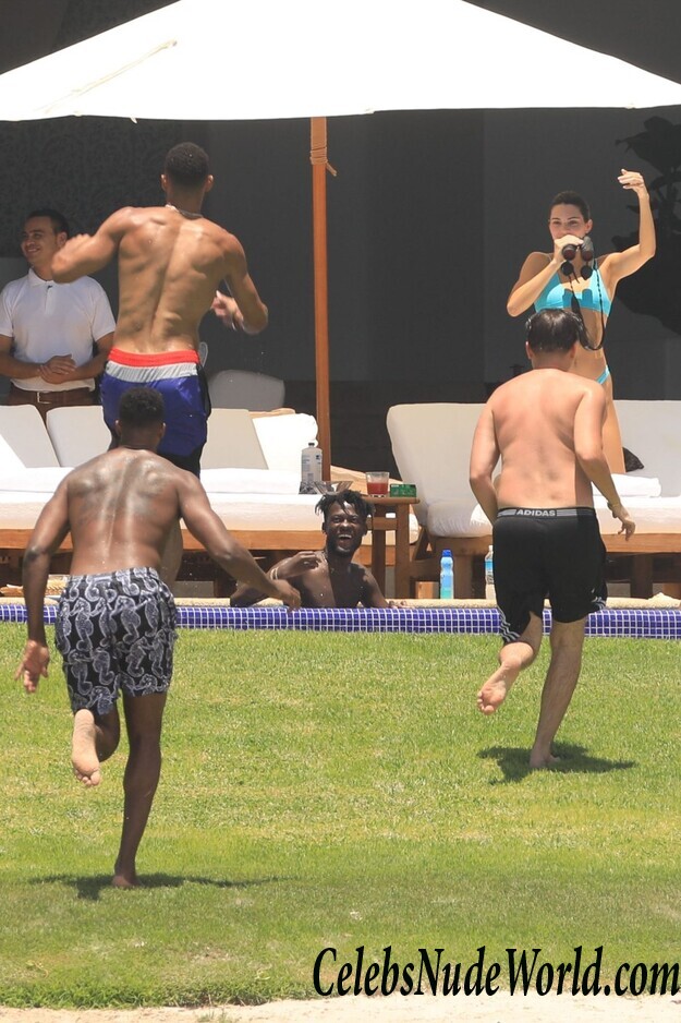 Kendall Jenner Bikini 102582