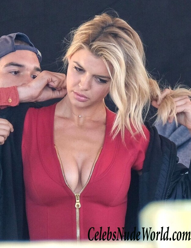 Cleavage pics of Kelly Rohrbach 102761