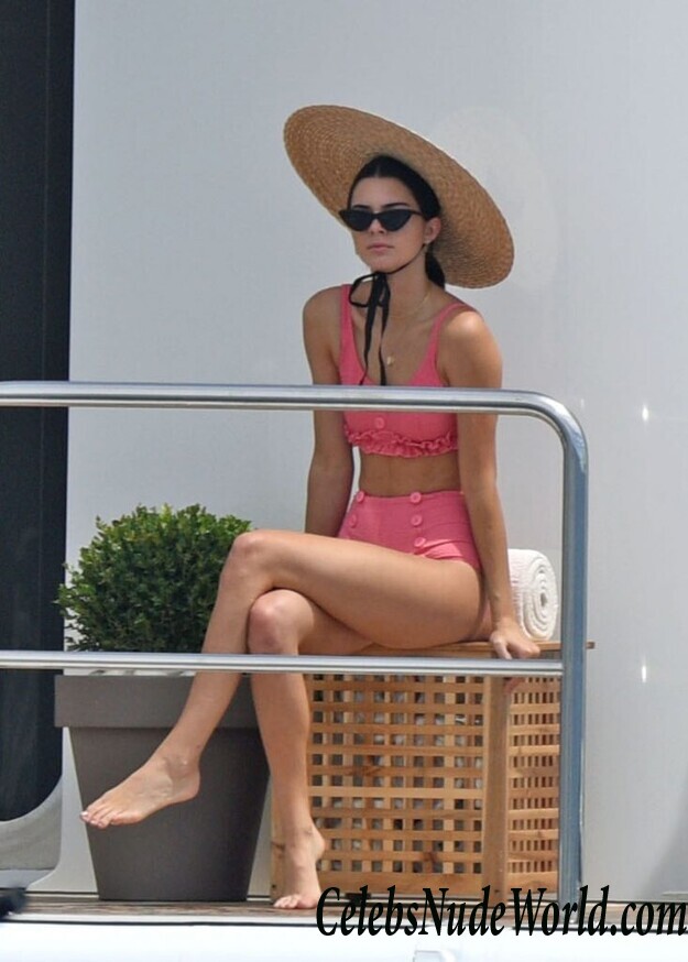 Kendall Jenner Is Pretty In Pink 102806