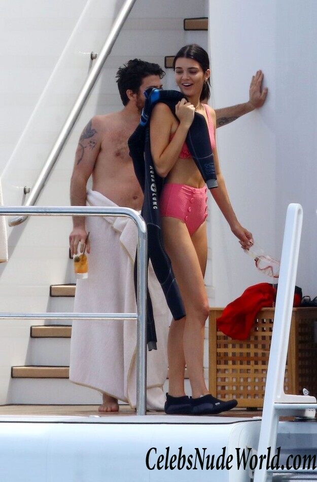 Kendall Jenner Is Pretty In Pink 102811