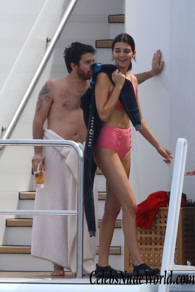 Kendall Jenner Is Pretty In Pink 102812