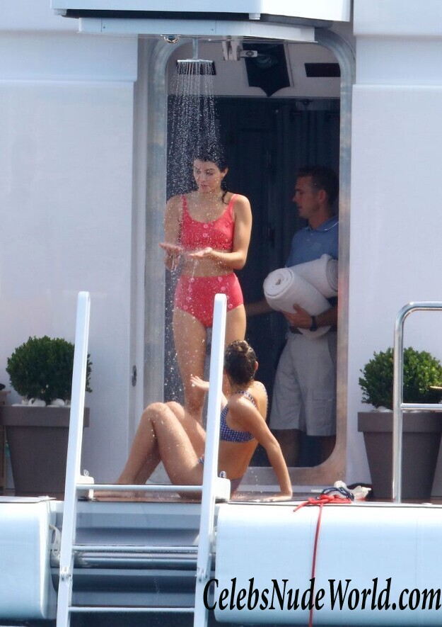 Kendall Jenner Is Pretty In Pink 102813