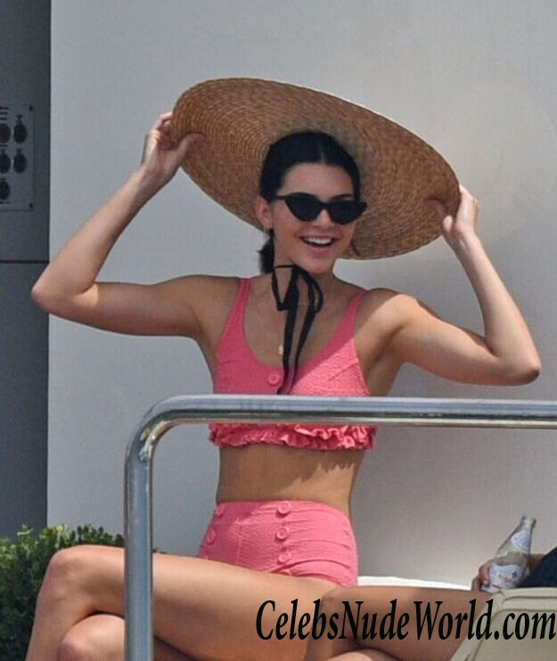 Kendall Jenner Is Pretty In Pink 102817