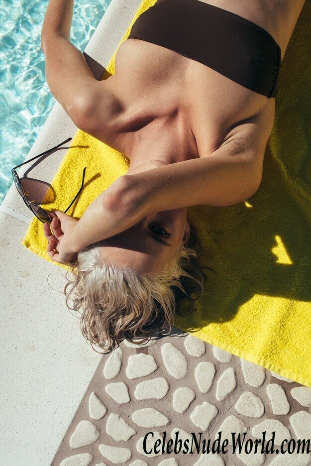 Topless Photos of Julia Almendra 102855