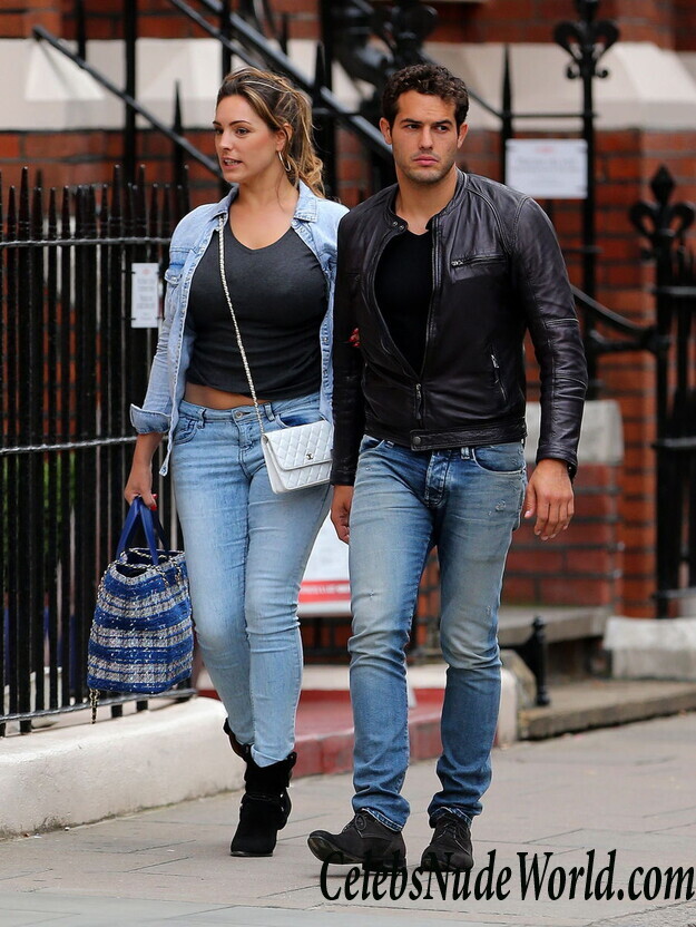 Paparazzi pics of Kelly Brook 102947