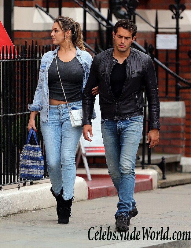 Paparazzi pics of Kelly Brook 102948