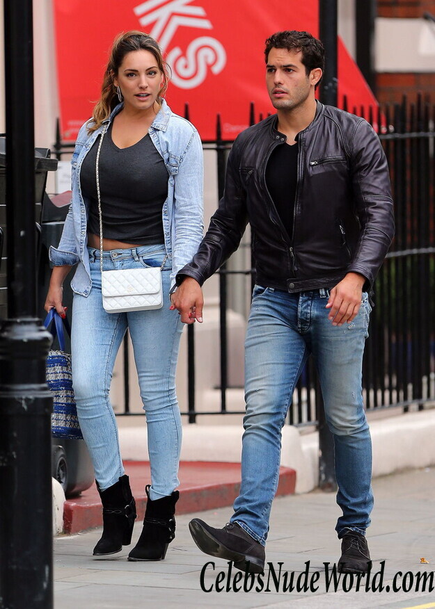 Paparazzi pics of Kelly Brook 102949