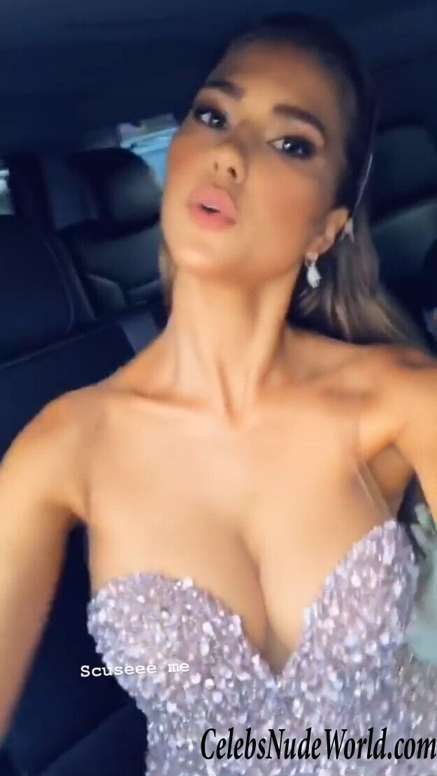 Kara Del Toro Cleavage 103452