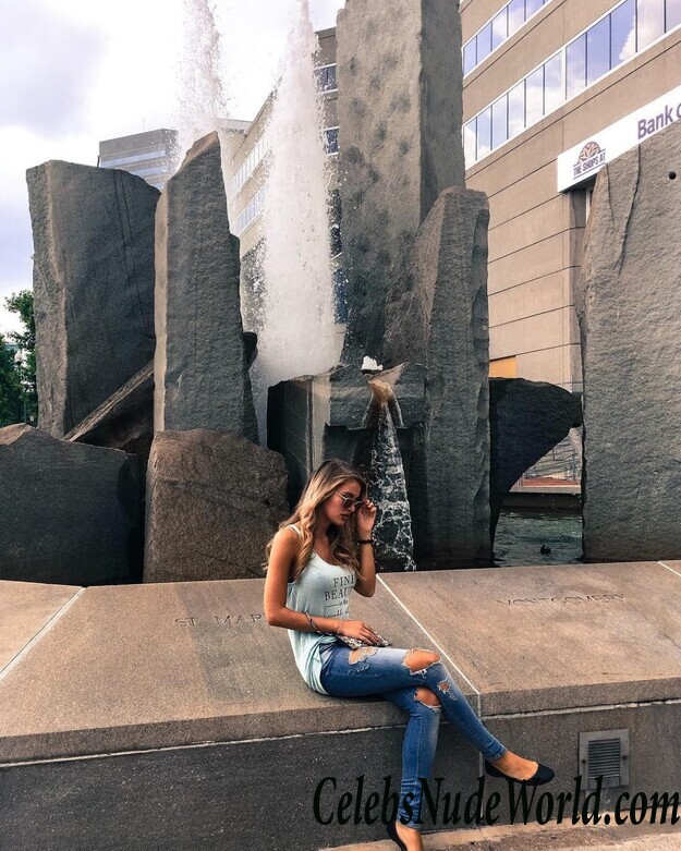 Julia Prokopy Hot 103818