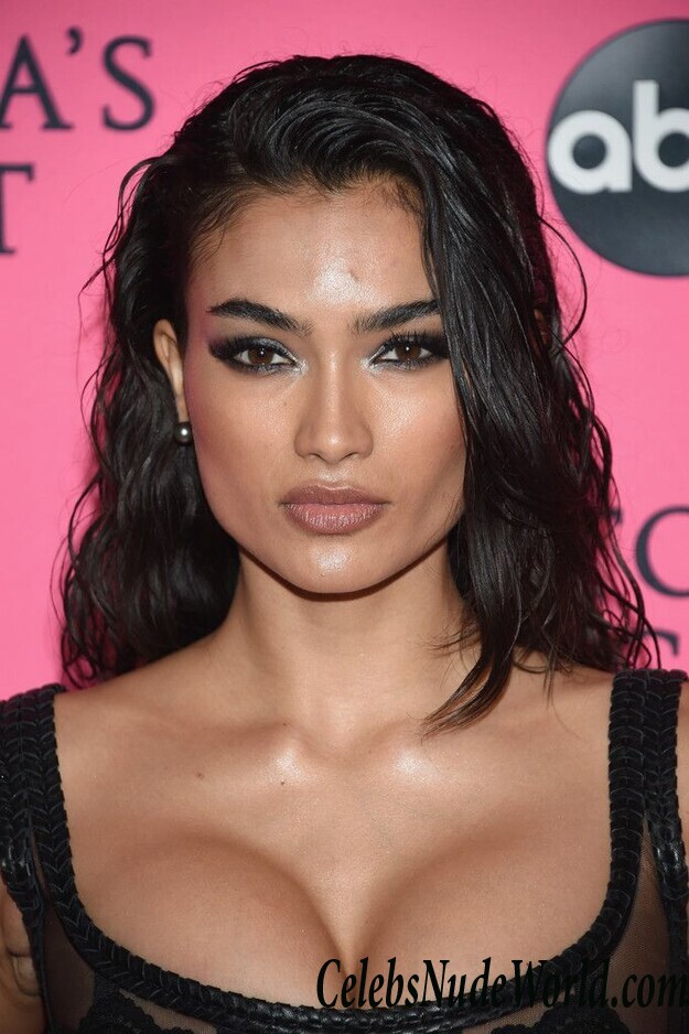 Kelly Gale Cleavage 104304