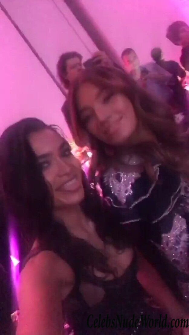 Kelly Gale Cleavage 104307