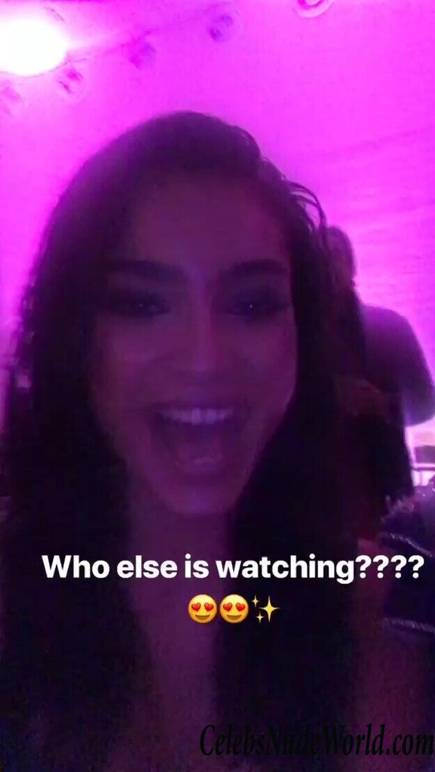 Kelly Gale Cleavage 104310