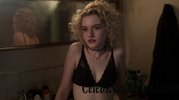 Julia Garner Sexy 104593