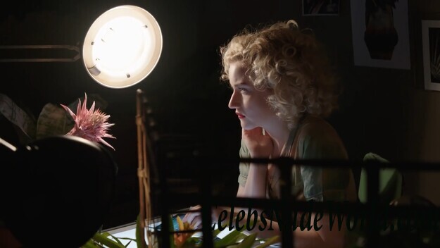 Julia Garner Sexy 104607