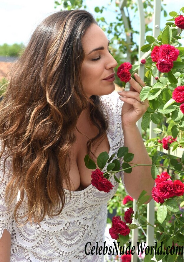 Kelly Brook Is A National Treasure 104932