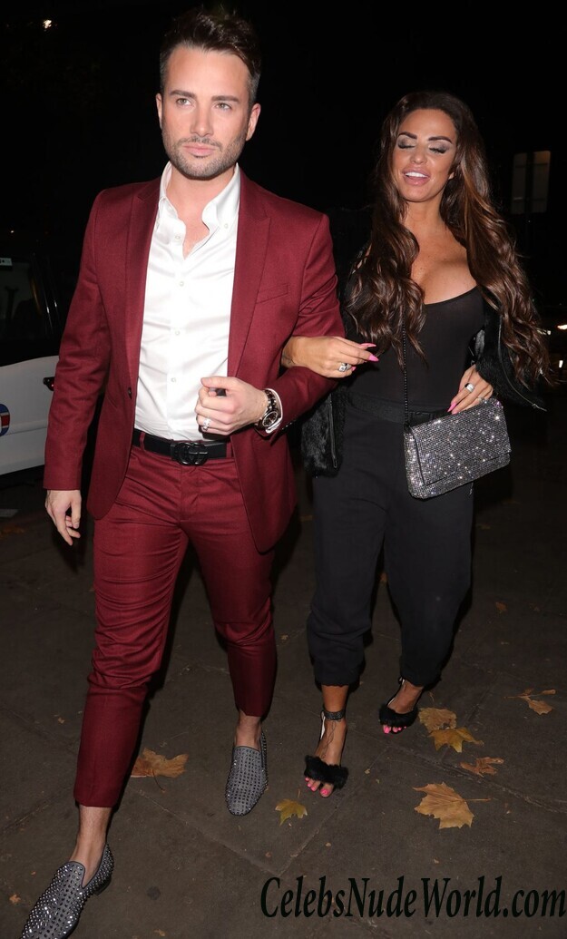 Katie Price Cleavage 105636