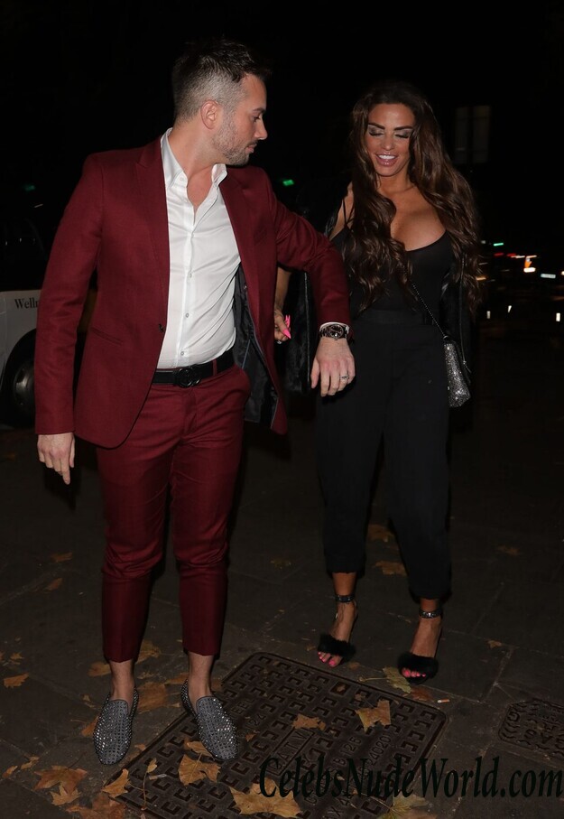 Katie Price Cleavage 105644
