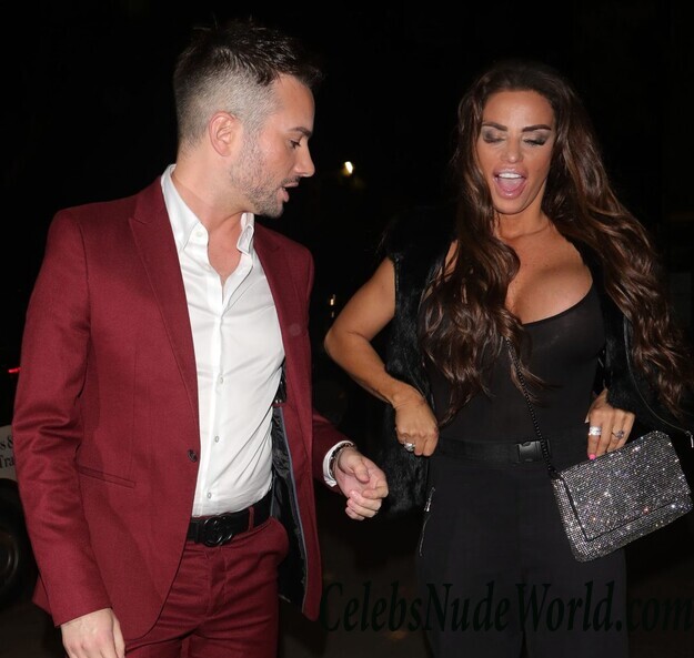 Katie Price Cleavage 105666