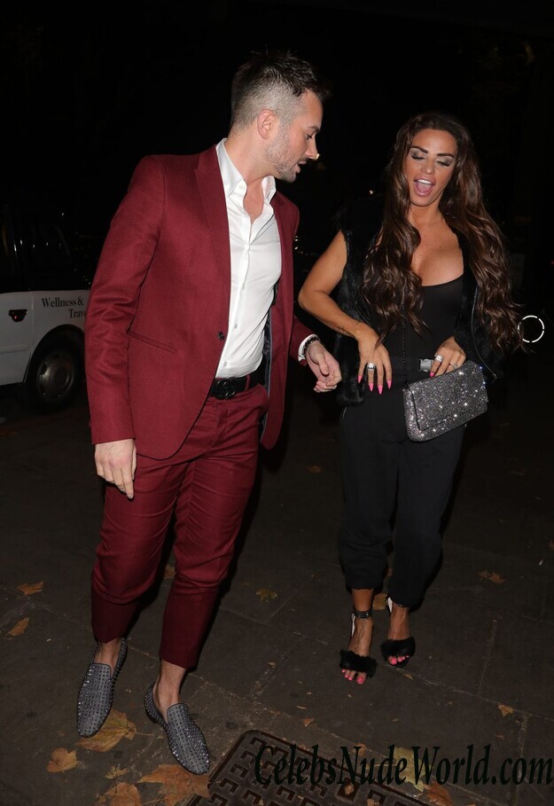 Katie Price Cleavage 105698