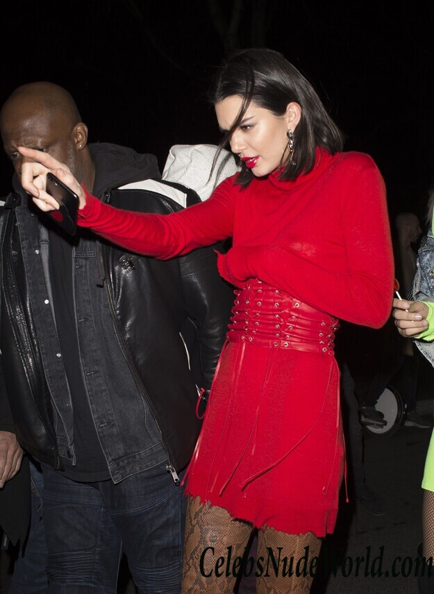 Kendall Jenner Braless Photos 106856