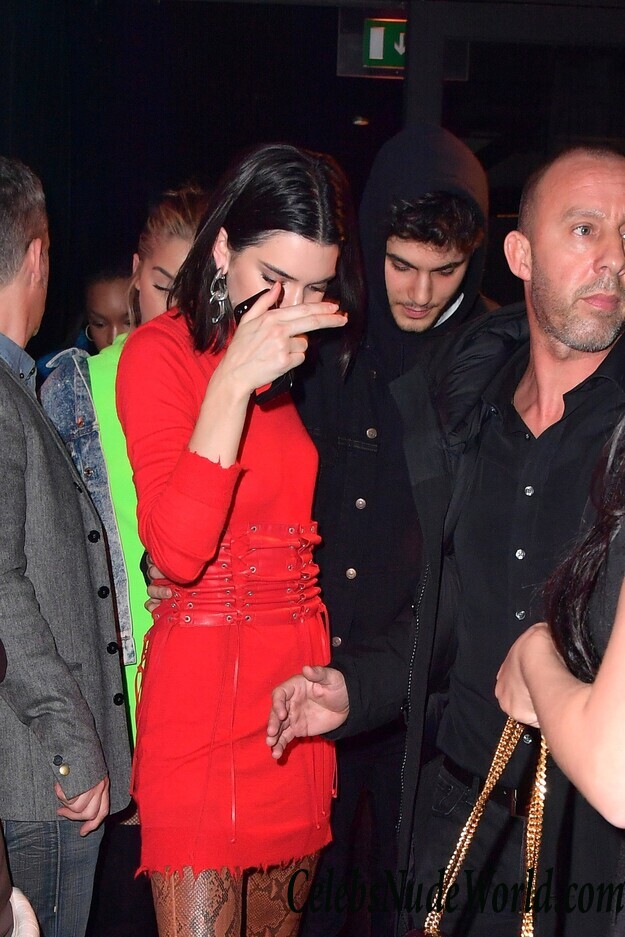 Kendall Jenner Braless Photos 106861