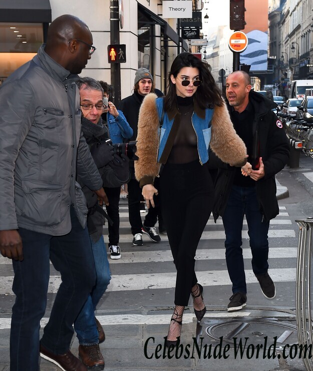 Kendall Jenner Braless Photos 106867