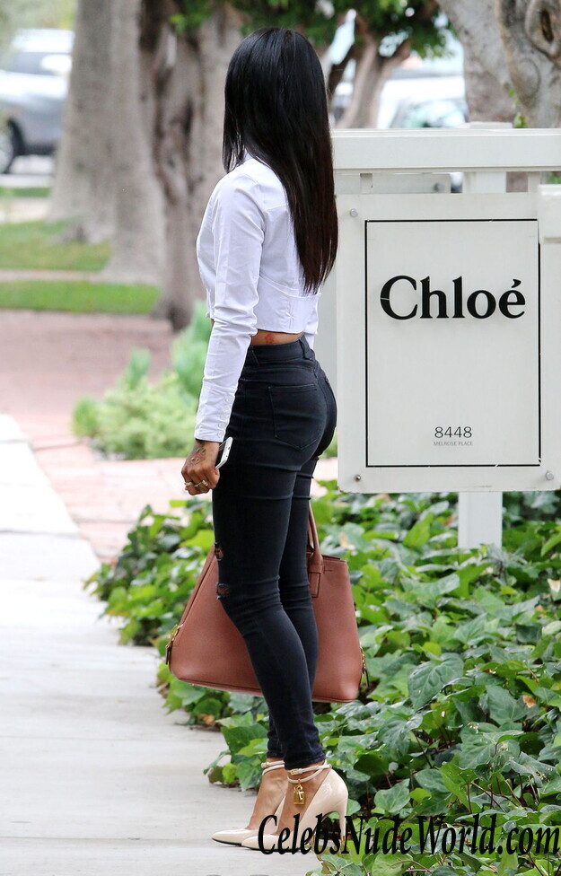 Karrueche Tran wore tight jeans 109249