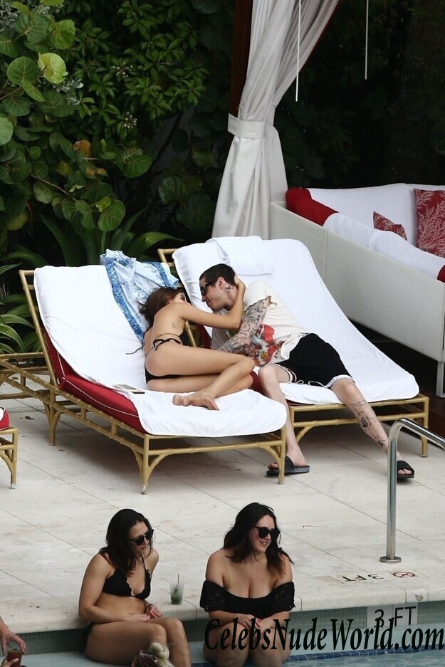 Kaia Gerber Bikini 110804