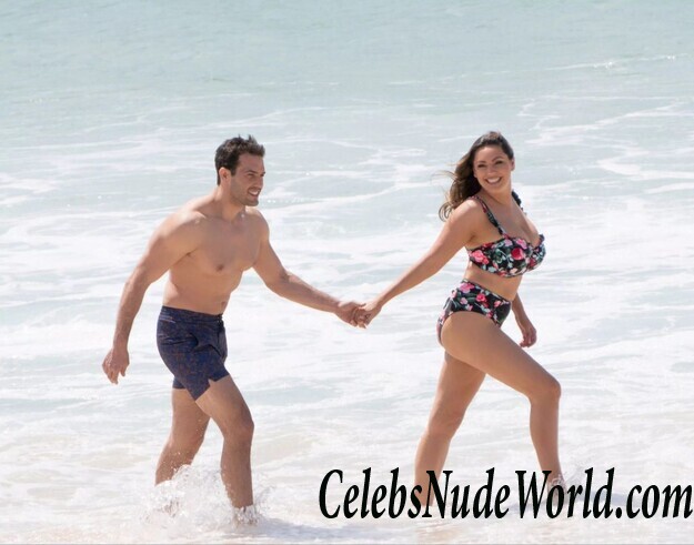 Kelly Brook Bikini 111010