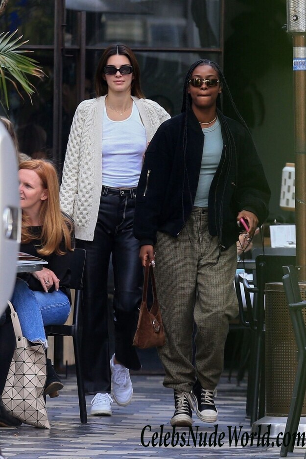 Kendall Jenner Braless 111353