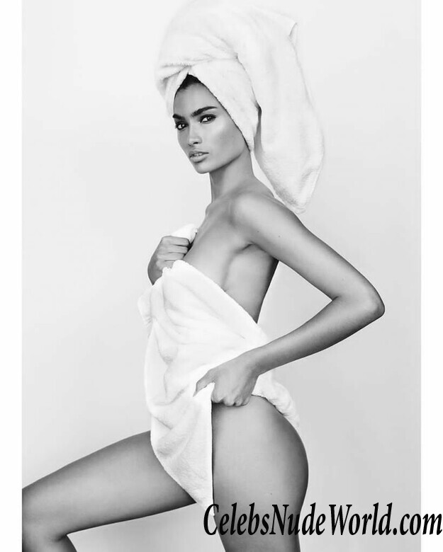Kelly Gale Gets Completely Naked 111668