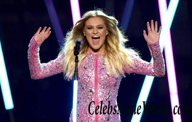 Kelsea Ballerini Shocks The World With Her Outfit 111934