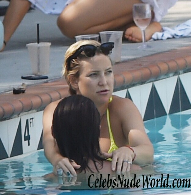 Kate Hudson Bikini 112059