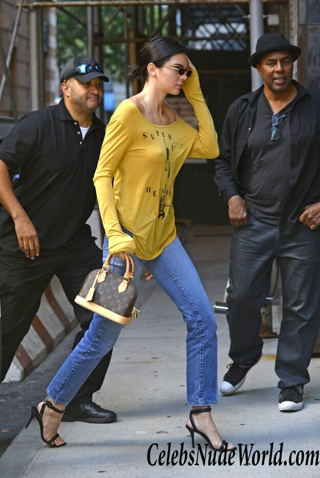 Kendall Jenner Sexy 112401